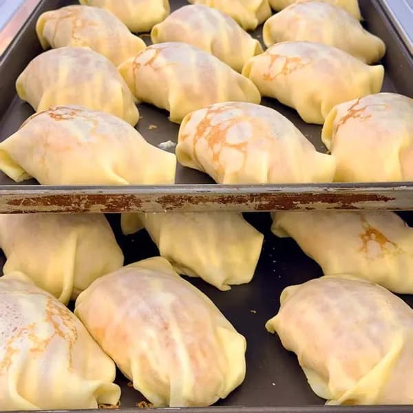 Хлеб с яичной корочкой и сосиской, сэндвич с салатом и сыром, быстрый завтрак