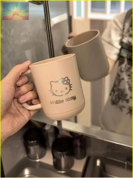 Стакан для зубных щеток "Зубная щетка и стаканчик для мытья Hello Kitty / вмещает 301-400 мл, изготовлен из пластика / можно использовать дома или в общежитии"
