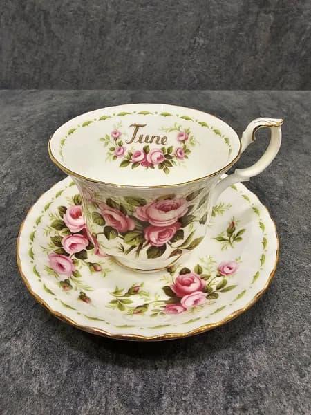 Чайная пара Royal Albert. Серия "Цветок месяца". Англия. Костяной фарфор. Клеймо 70-е гг.