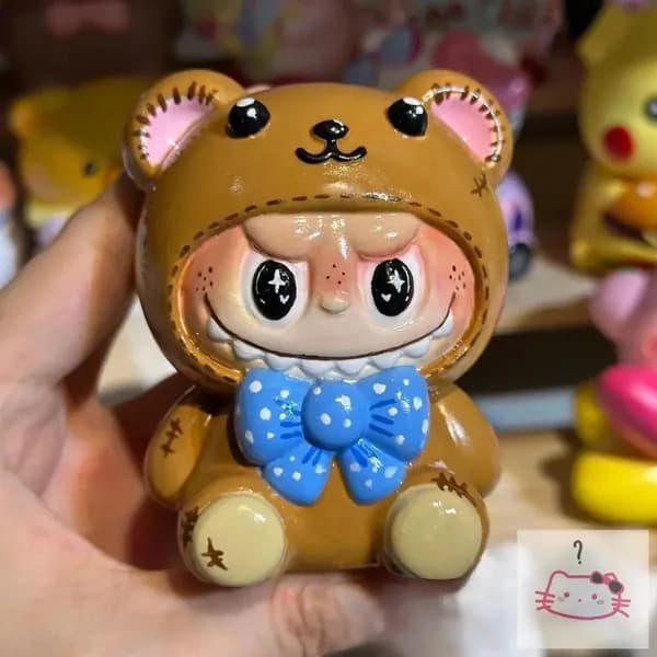 Маленький медвежонок Лабубу
