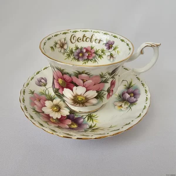 Чайная пара Royal Albert. Серия "Цветок месяца". Англия. Костяной фарфор. Клеймо 70-е гг.