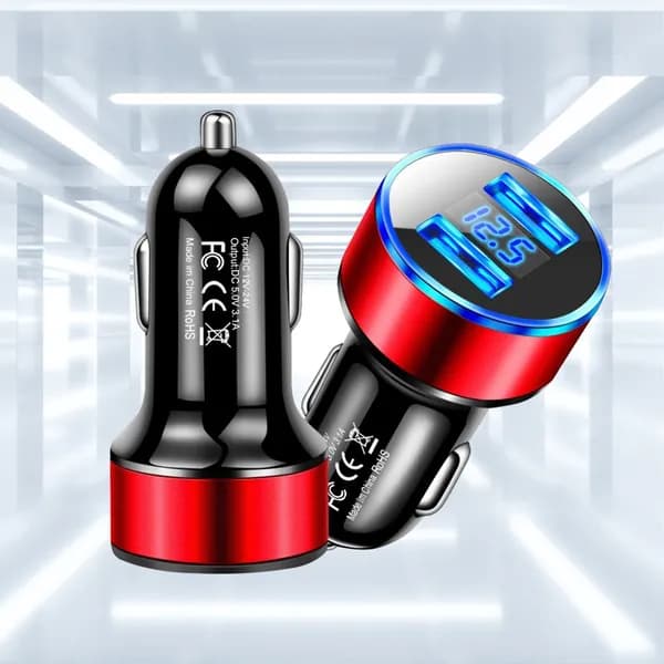 Автомобильное зарядное устройство с 2 USB и цифровым дисплеем, красное