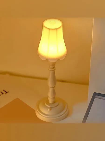 BESTSKY Миниатюрная настольная лампа для кукольного домика с LED-освещением, аксессуар для декора, работающая от батареек, функциональная подсветка