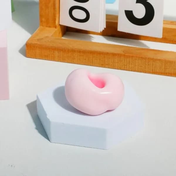 Сжимаемый рисовый пирожок-игрушка, Клубника 4 см