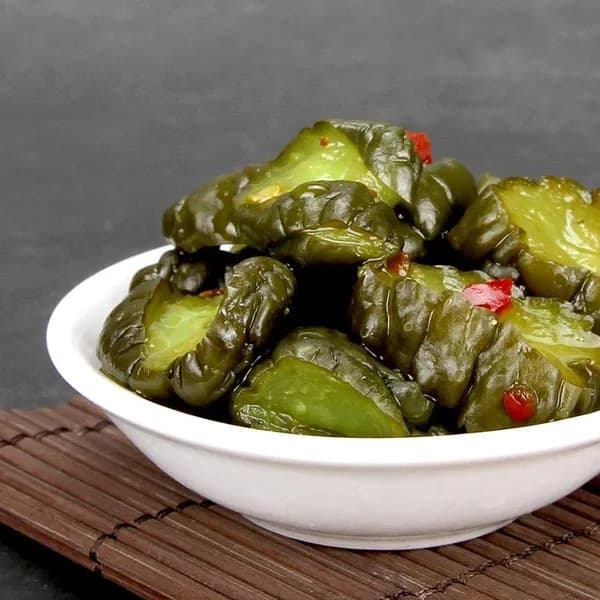 Маринованные огуречные ломтики с чесноком, острая закуска на завтрак к каше