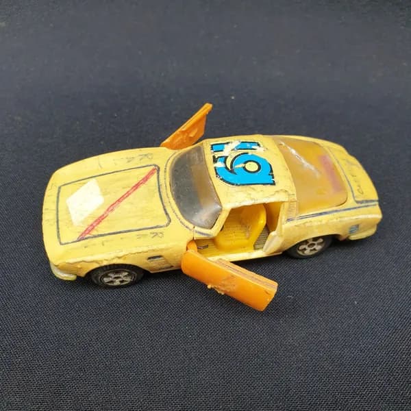 Машинка винтажная, СССР. Инерционная игрушка Iso Grifo, металлический корпус, желтая модель
