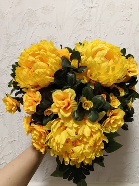 Ритуальная корзина в форме сердца, траурная полянка из искусственных цветов