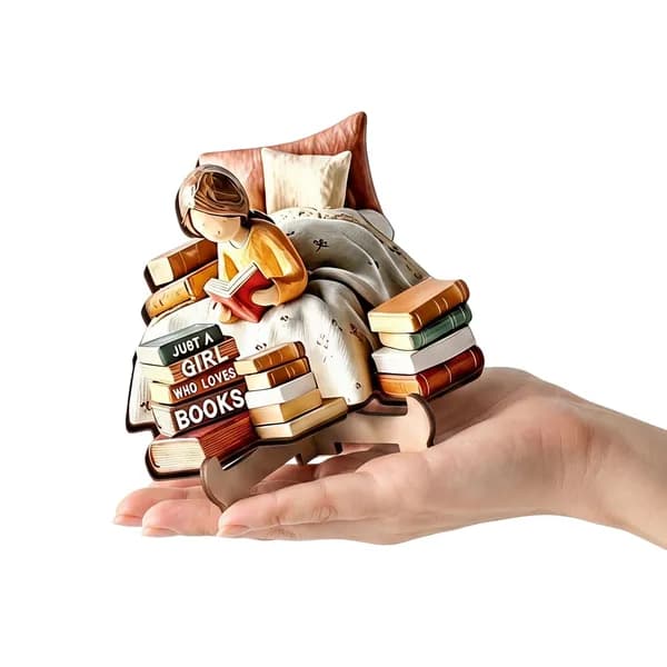 Деревянная фигурка девушки, читающей книгу, с деревянной подставкой