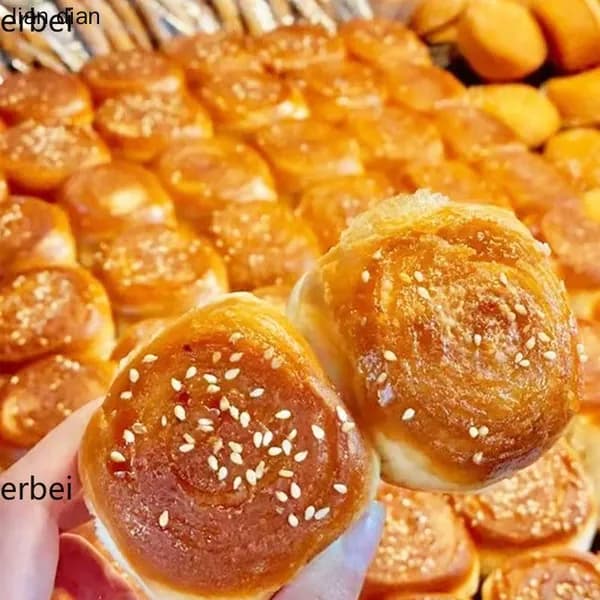 Медовые булочки с корочкой старые пирожные в коробке