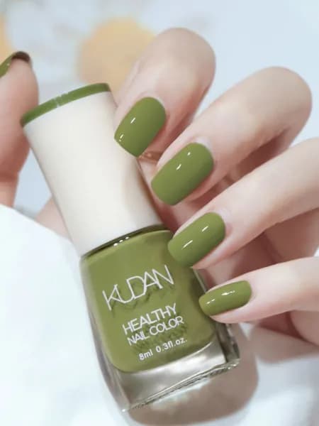 Флакончик лака для ногтей