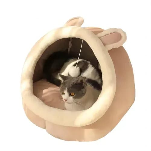 Мягкая лежанка для кошек с игрушками для кошек.