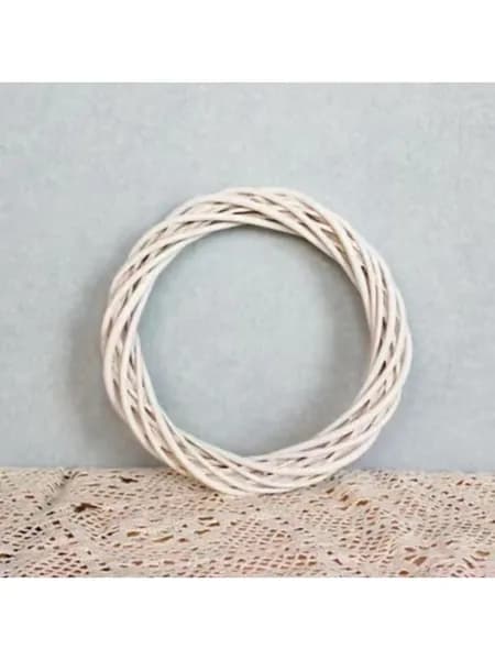 Рождественское кольцо из ротанга