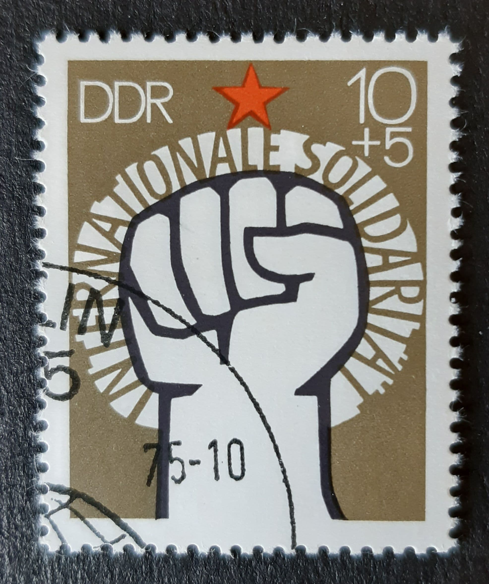 Гашеная марка ГДР 1975 г. Международная солидарность