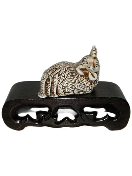 Нэцкэ (Гипс) "ПЕТУХ" - Символ Солнечного Типа и Героического Начала.