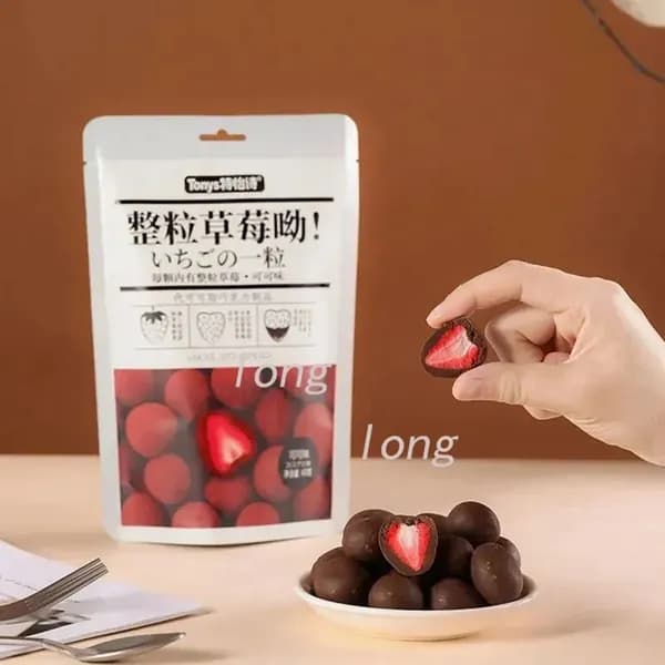 Замороженная смесь из цельных ягод клубники с начинкой из шоколада, молока и зеленого чая, в упаковке 60 г.