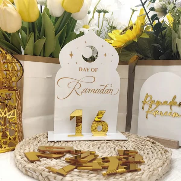 Календарь Рамадан с 30 днями обратного отсчета и украшением