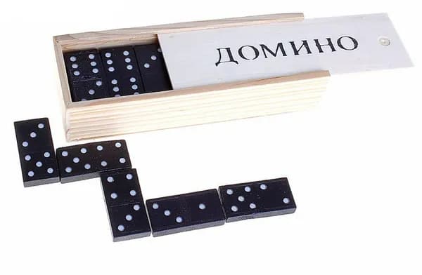 Домино в деревянной коробке
