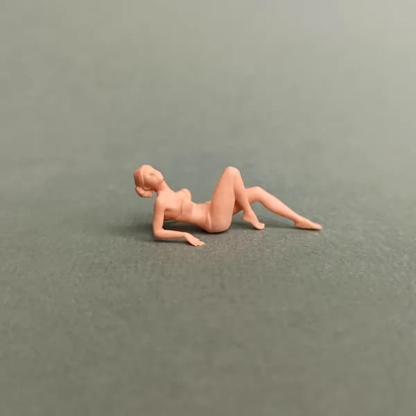 На солнышке. Фигурка в масштабе 1/43.