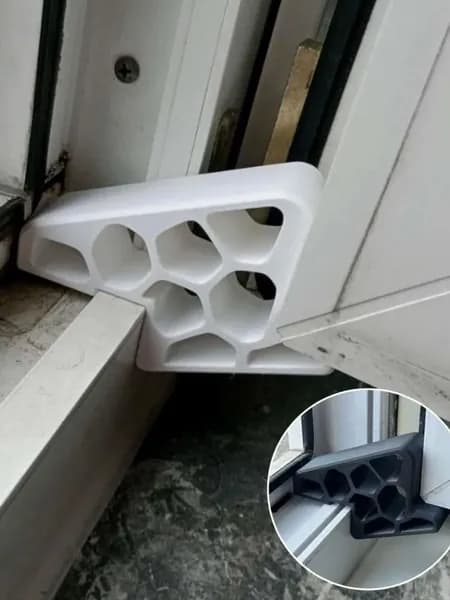 Блокировщик подпорка для балконных дверей и окон белый