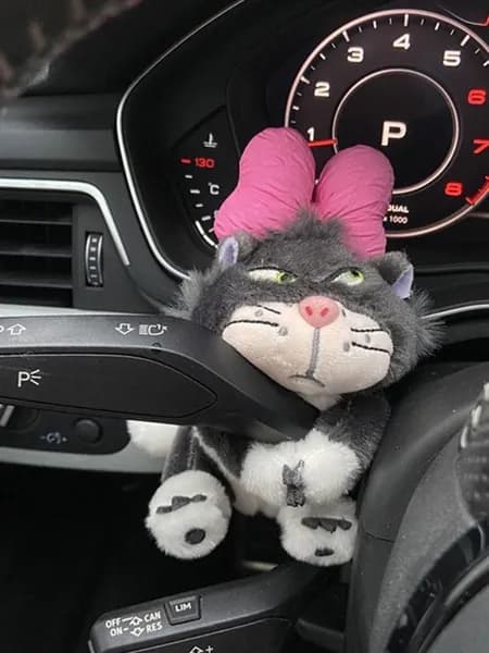Игрушка в машину на панель кот Люцифер. Подарочный автомобильный аксессуар, кукла для салона автомобиля. Размер 11х7х8 см, цвет серый