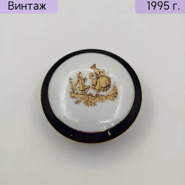 Шкатулка округлой формы, украшенная галантной сценой, фарфор крытье золочение деколь, Европа, 1990-2000
