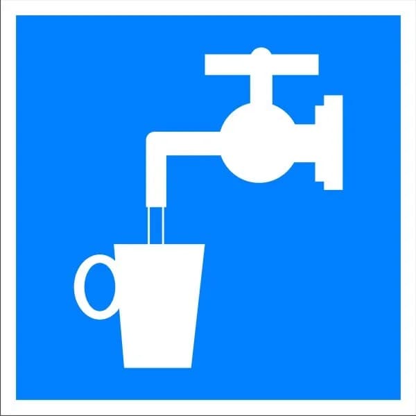 Наклейка из ПВХ: указательный знак D02 "Питьевая вода" 50х50 пленка, уп. 20 шт.