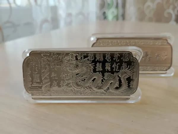 Коллекционная сувенирная памятная подарочная монета-слиток "Серебряный дракон с пожеланиями удачи, достатка и долголетия. Без футляра"