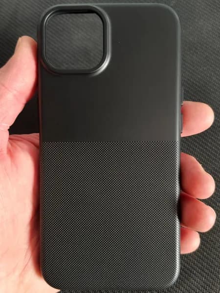 Чехол пупырчатый на iPhone 13 / iPhone 14 черный матовый