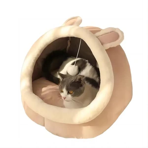 Мягкая лежанка для кошек с игрушками для кошек.