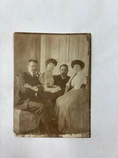 Фотография неизвестных людей. Подпись "Мамины сестры со своими мужьями" 1900 годы.12х8,5 см