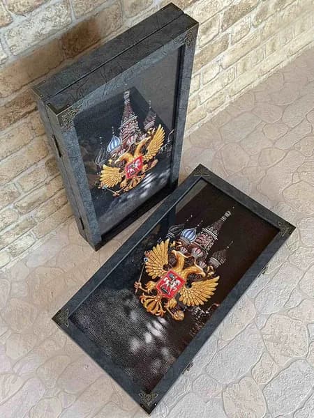 Нарды большие стеклянные 60*60 "Герб РФ", из натурального дерева, обтянуты экокожей премиум класса, игровое поле под каленым стеклом, фишки и игральные кости в комплекте