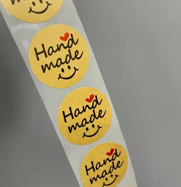 Стикеры самоклеящиеся "Hand Made" в ленте 500 шт / Наклейки крафтовые "Ручная работа" , 2,5 см / Для продаж , для клиентов , для торгового зала , для творчества