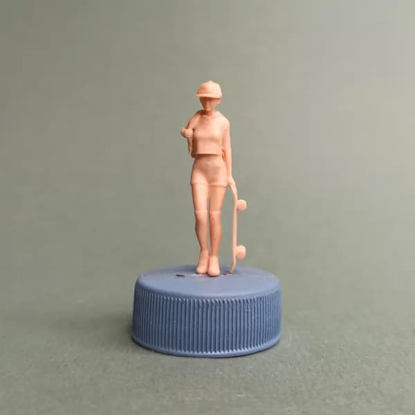 Девочка скейтбордистка. Миниатюра в масштабе 1/43.