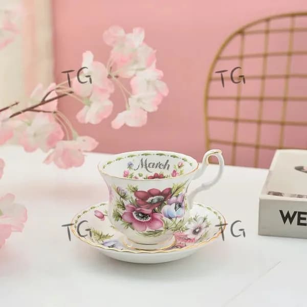 Чайная пара Royal Albert. Серия "Цветок месяца". Англия. Костяной фарфор. Клеймо 70-е гг. Сузуран в мае