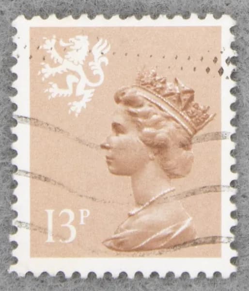 Почтовая марка "Queen Elizabeth II". Стандартный выпуск. Номинал 13 P. Great Britain (Scotland). 1984 год. (Michel GB-S 43A)