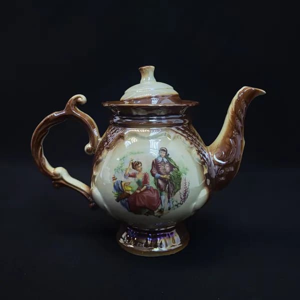 Чайник винтажный, СССР. Керамический, с крышкой, с декоративным романтическим рисунком