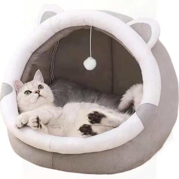 Мягкая лежанка для кошек с игрушками для кошек.