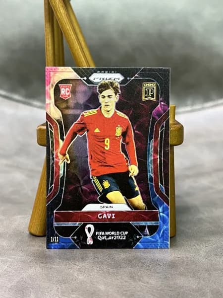 Коллекционные футбольные карты серии Prizm FIFA Кубок мира Катар 2022 Гави