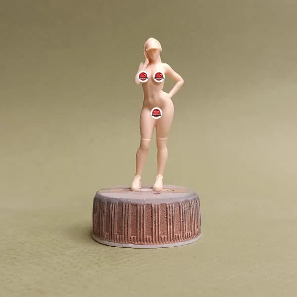 Голая меломанка. Фигурка в масштабе 1/43.