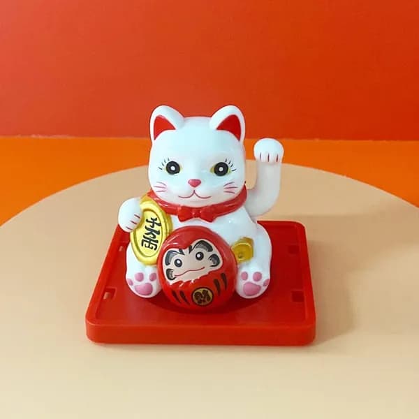 Солнечные фигурки счастливых кошек