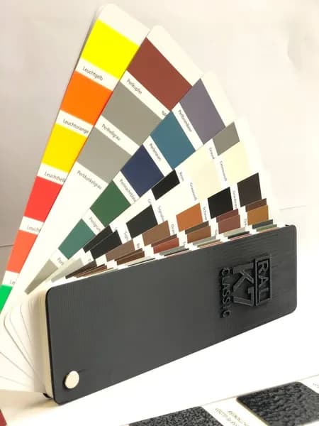 Каталог цветов по системе RAL classic K7 в чехле.