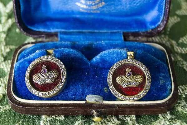 Музейный экземпляр.Антикварные старинные серебряные позолоченные запонки фирмы Фаберже с алмазами, розовыми аметистами и гильоше, в аутентичном футляре. Российская Империя, 1904-1908 гг.Экспертиза!