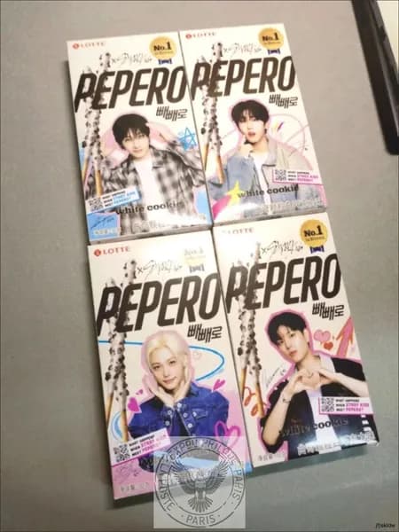 Печенье Lotte Pepero с белым шоколадом Stray Kids 4 шт(Шаблон отправляется случайным образом)