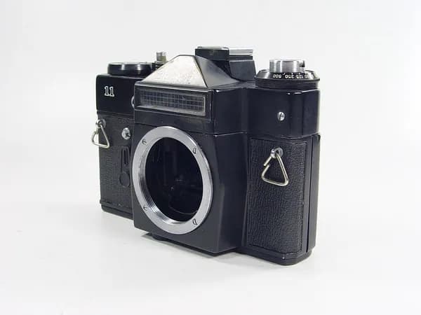 Фотоаппарат старинный Зенит-11. Красногорский мех завод КМЗ, СССР, 1982 г. Зенитовский кожзам. футляр.