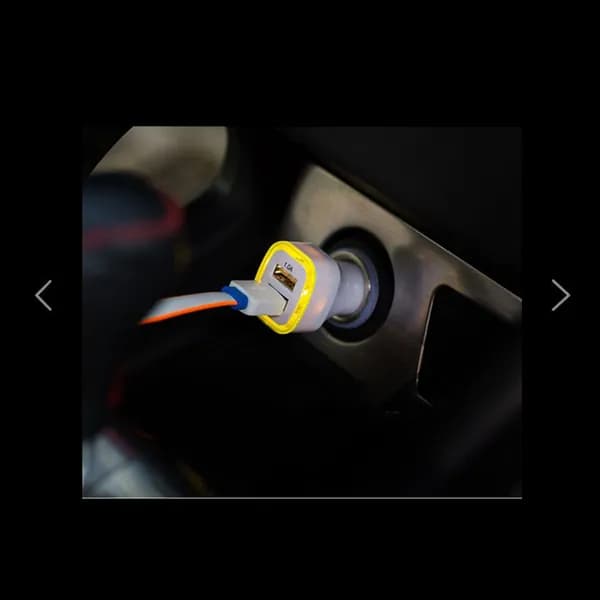 Двойное интеллектуальное автомобильное зарядное устройство с компактным дизайном, желтое для машины