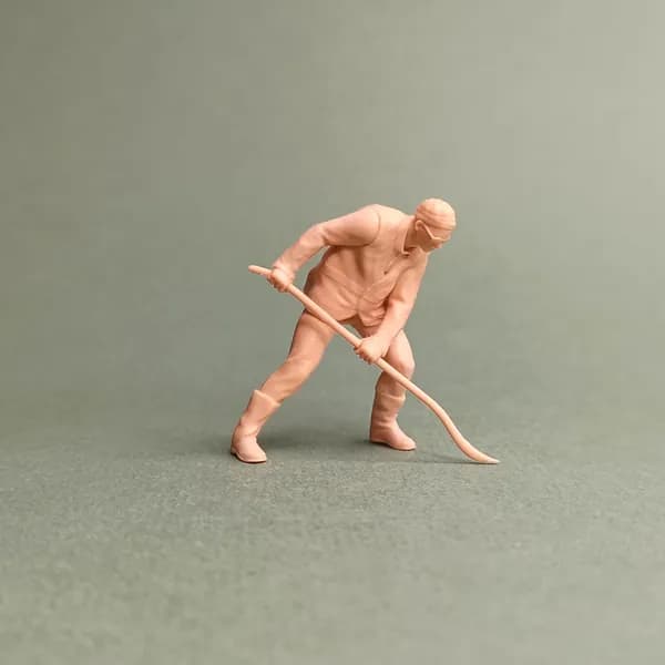 Рабочий с ломом. Фигурка в масштабе 1/43