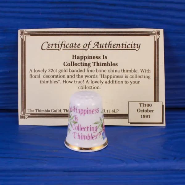 Коллекционный напёрсток Happiness Is Collecting Thimbles с сертификатом, выпущенный в 1991 году Raesuevic Ceramics