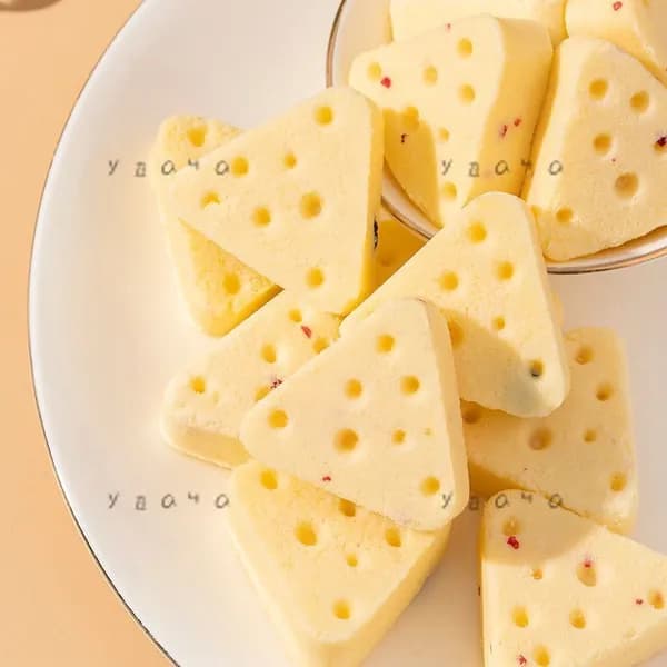 Треугольные сырные кубики, 50 штук, ассорти из трех вкусов: оригинальный, клюква и желтый персик.s
