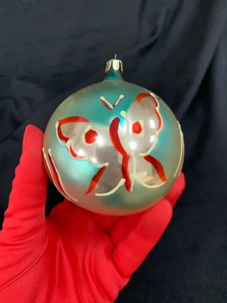 елочная игрушка Шар ( рисунок "бабочка" светится в темноте)