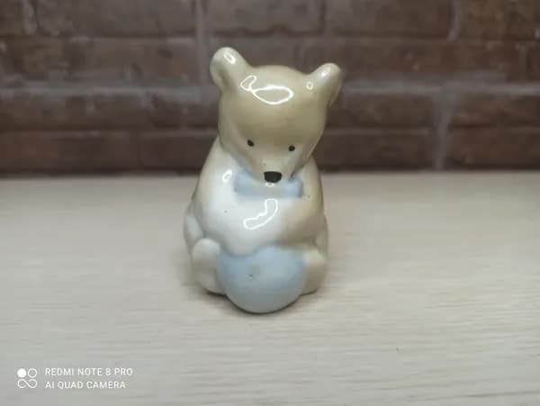 Фарфоровая статуэтка "Медвежонок с мёдом". ЛЗФИ, СССР. Без клейма